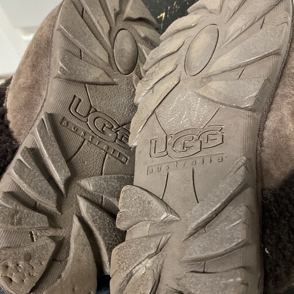 UGG CHOCOLATE BROWN SLIPPERS, 7 - Picture 5 of 5